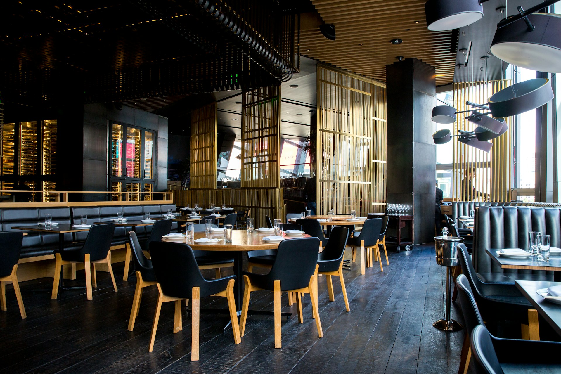 Gedekte tafels in een restaurant