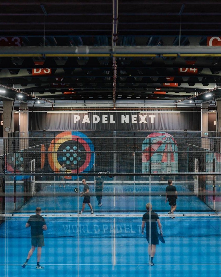 Ondernemers die samen padel spelen